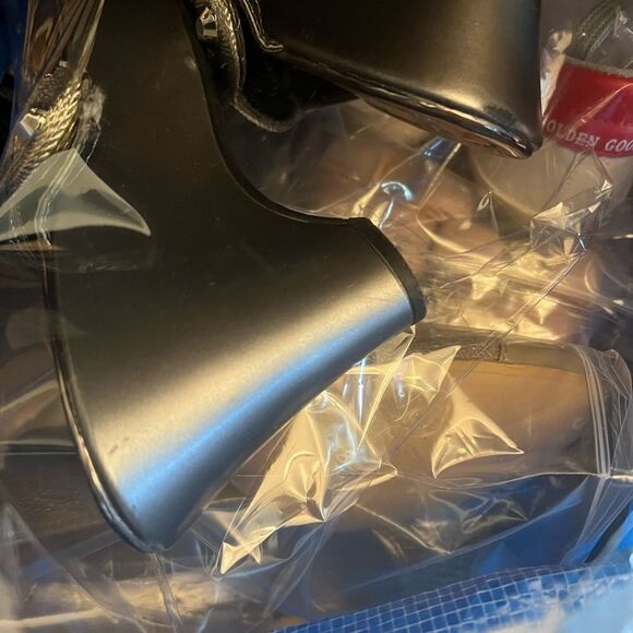 Women’s Carlos Santana metallic dress sandal.  Size 8M - Picture 7 of 11